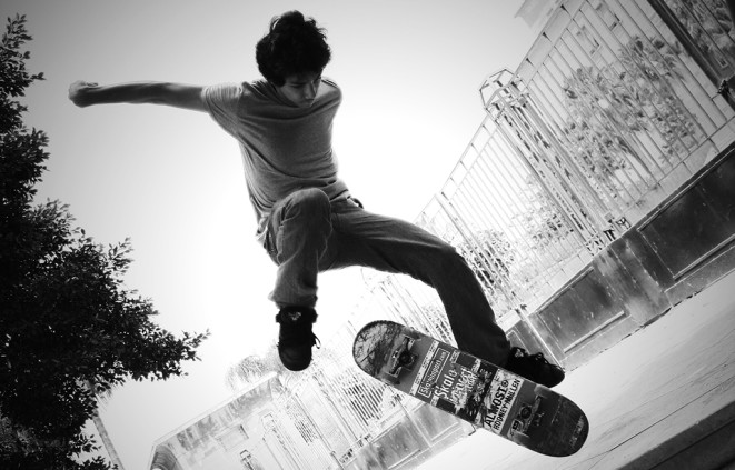 Imatge de dis adolescents amb skateboard